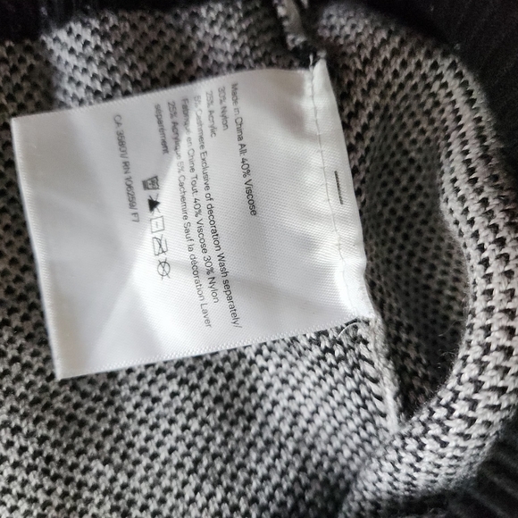 Lululemon L - BLck and Gray Striped Sweater - Picture 8 of 13